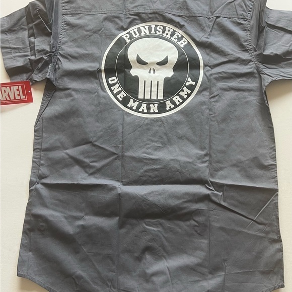 MENS LARGE GRAY MARVEL THE PUNISHER SS BUTTON UP SS SHIRT - NWT - Picture 3 of 6